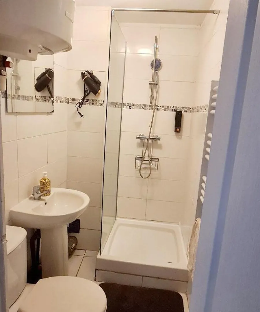 Charmant Studio Au Pied De Montmartre Dans Residence Avec Gardien Et Camera De Surveillance Paris